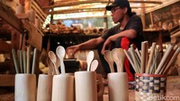 Proses pembuatan beragam perabotan rumah tangga ini melalui sejumlah tahapan, diantaranya pemilahan, penghalusan, pembersihan, dan penyelesaian yang dapat digunakan dengan aman. Saat melakukan produksi itu Yono dibantu oleh empat orang pekerja dan mampu membuat hingga 100 unit per item barang.