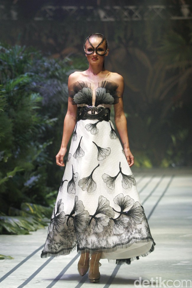 Sebastian Gunawan menampilkan koleksi couturenya bertajuk Incantensimo yang begitu magical. Fashion show Seba digelar di Ballroom Hotel Mulia, Senayan, Jakarta Pusat, Selasa (1/10/2019). Foto: Mohammad Abduh/Wolipop