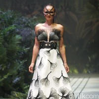 Sebastian Gunawan menampilkan koleksi couturenya bertajuk Incantensimo yang begitu magical. Fashion show Seba digelar di Ballroom Hotel Mulia, Senayan, Jakarta Pusat, Selasa (1/10/2019). Foto: Mohammad Abduh/Wolipop