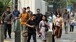 Bangga! Pekerja Kantoran Wara-wiri dengan Batik