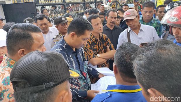 Anggota DPRD Sumut menemui massa yang berdemo, Rabu (2/10/2019)