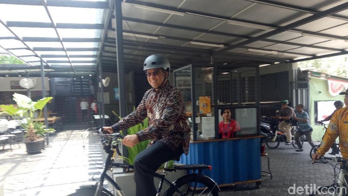Berbatik, Anies Gowes Bareng Kadis dari Balai Kota ke Gajah Mada