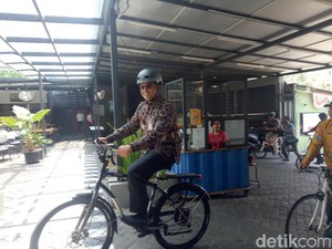 Berbatik, Anies Gowes Bareng Kadis dari Balai Kota ke Gajah Mada
