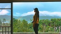 Saat di penginapan Ryuguden Ryokan Kanagawa, Luna Maya menikmati pelangi dengan latar pemandangan indahnya Hakone. (Foto: lunamaya/Instagram)