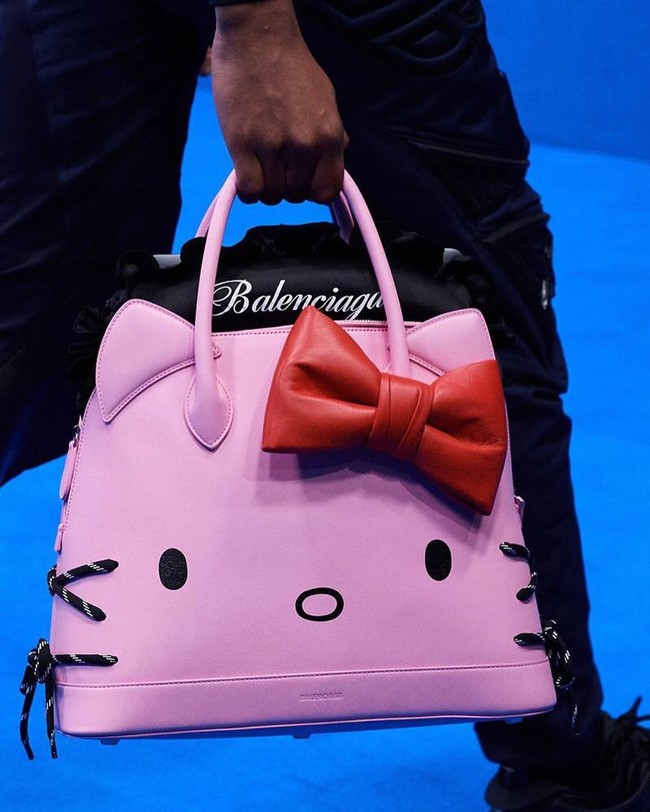 Sinergi antar dua label besar fashion akan tetap menjadi tren setahun mendatang. Seperti koleksi tas Balenciaga x Hello Kitty ini. (Foto: Instagram/@hellokittyeu)
