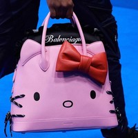 Sinergi antar dua label besar fashion akan tetap menjadi tren setahun mendatang. Seperti koleksi tas Balenciaga x Hello Kitty ini. (Foto: Instagram/@hellokittyeu)