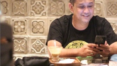 Begini Gaya Ngopi Denny Sirregar, Influencer yang Dicari Anak STM