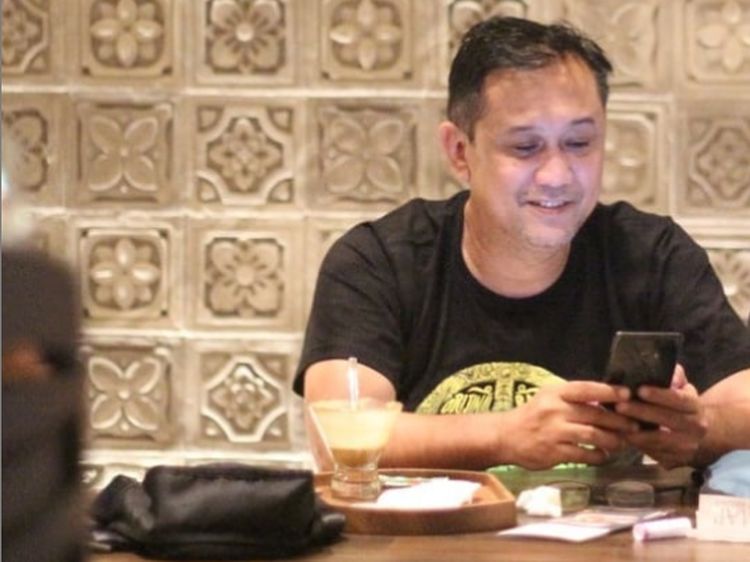 Begini Gaya Ngopi Denny Sirregar, Influencer yang Dicari Anak STM