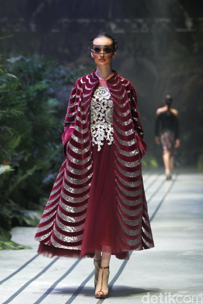 Sebastian Gunawan menampilkan koleksi couturenya bertajuk Incantensimo yang begitu magical. Fashion show Seba digelar di Ballroom Hotel Mulia, Senayan, Jakarta Pusat, Selasa (1/10/2019). Foto: Mohammad Abduh/Wolipop