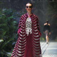 Sebastian Gunawan menampilkan koleksi couturenya bertajuk Incantensimo yang begitu magical. Fashion show Seba digelar di Ballroom Hotel Mulia, Senayan, Jakarta Pusat, Selasa (1/10/2019). Foto: Mohammad Abduh/Wolipop