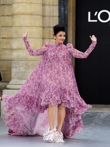 Penampilan Aishwarya Rai di Show L'Oreal Disindir Mirip Kostum Halloween