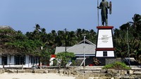 Singkat cerita, Santiago sukses menyelesaikan studinya dan berteman dengan banyak kalangan. Santiago diangkat menjadi raja pada tahun 1970-1675. Dengan pendidikannya, Santiago mengetahui latar belakang Belanda datang ke nusantara. Dengan gagah berani, Santiago menolak perjanjian Lange Contract dari VOC (Vereenigde Oost Indische Compagnie). VOC memakai berbagai cara untuk memperdaya Santiago. Perang demi perang dilakukan, namun tetap tidak berhasil.