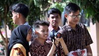 Memakai batik ke sekolah itu pun jadi salah satu upaya untuk melestarikan batik.