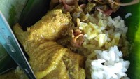 Banyak penjaja nasi lodho di pagi hingga malam hari. Ayam kampung bakarnya bisa potongan atau disuwir kasar. Disajikan dengan pincuk daun. Sedap!  Foto : Instagram @andisuryonugroho