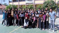 Para siswa berfoto bersama dengan menggunakan batik beragam motif dan warna untuk memeringati Hari Batik Nasional.