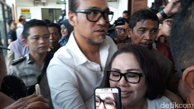 Jaksa mendakwa Retno Prayudati alias Nunung dan suaminya, July Jan Sambiran dalam kasus sabu seberat 2 gram.