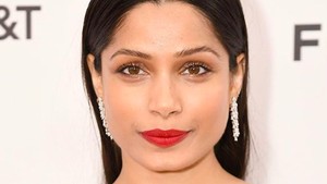 Freida Pinto mencuri perhatian lewat wajah harmonis dan simetris yang bikin nilai sainsnya tinggi. Foto: Instagram