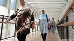 Bangga! Pekerja Kantoran Wara-wiri dengan Batik