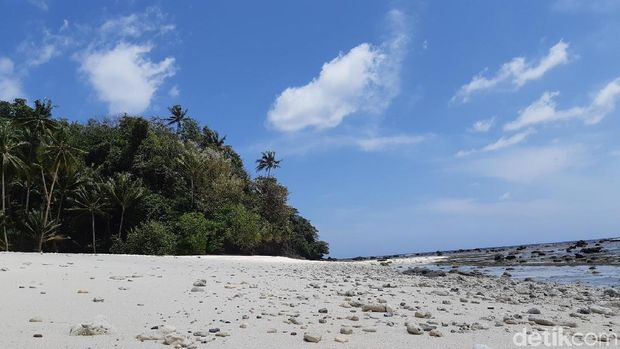 Pantai Mera, Si Cantik dari Pulau Menangis
