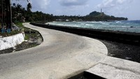 Tak akan terasa lelah berjalan dua jam selama berkeliling Pulau Miangas.