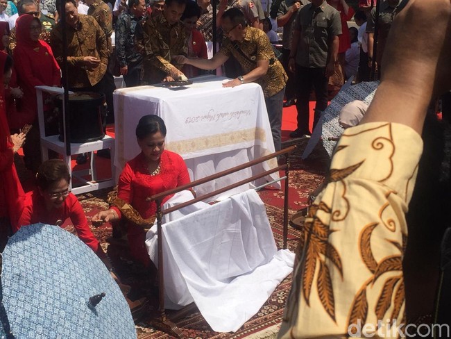Jokowi tampak membatik dengan teknik cap, sementara Ibu Negara unjuk kebolehan membuat batik tulis. Hadir pula Mufidah Jusuf Kalla yang juga membatik dengan teknik tulis. Foto: Daniel Ngantung/Wolipop