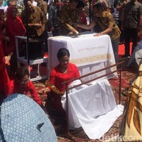 Jokowi tampak membatik dengan teknik cap, sementara Ibu Negara unjuk kebolehan membuat batik tulis. Hadir pula Mufidah Jusuf Kalla yang juga membatik dengan teknik tulis. Foto: Daniel Ngantung/Wolipop