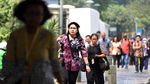 Bangga! Pekerja Kantoran Wara-wiri dengan Batik