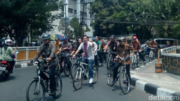 Berbatik, Anies Gowes Bareng Kadis dari Balai Kota ke Gajah Mada