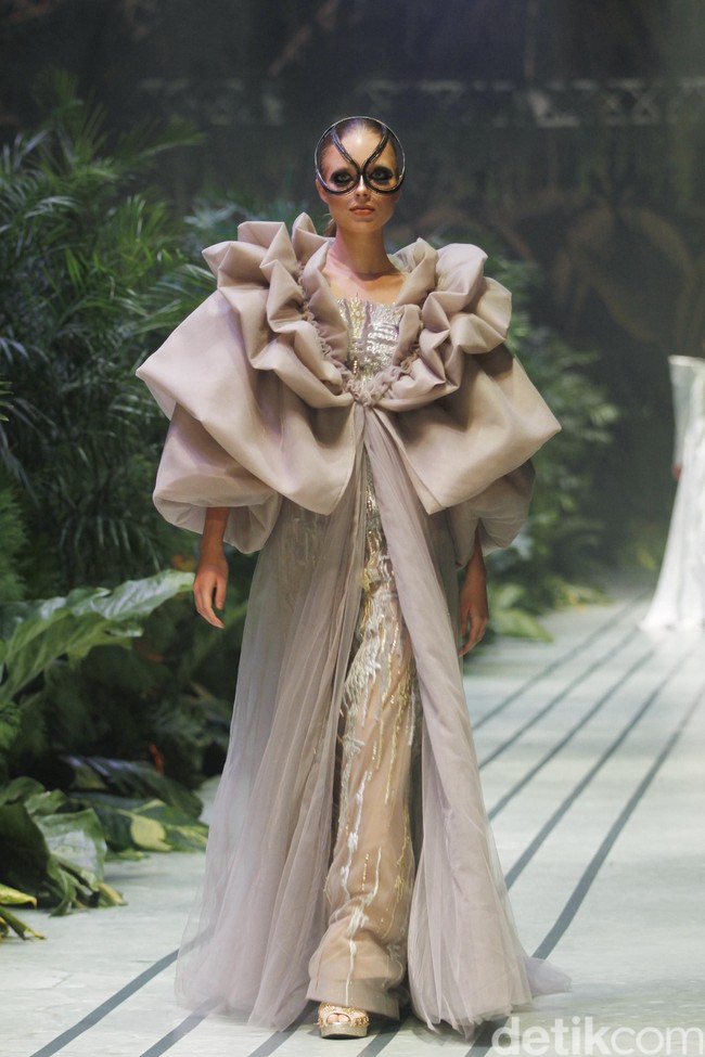 Sebastian Gunawan menampilkan koleksi couturenya bertajuk Incantensimo yang begitu magical. Fashion show Seba digelar di Ballroom Hotel Mulia, Senayan, Jakarta Pusat, Selasa (1/10/2019). Foto: Mohammad Abduh/Wolipop