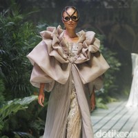 Sebastian Gunawan menampilkan koleksi couturenya bertajuk Incantensimo yang begitu magical. Fashion show Seba digelar di Ballroom Hotel Mulia, Senayan, Jakarta Pusat, Selasa (1/10/2019). Foto: Mohammad Abduh/Wolipop