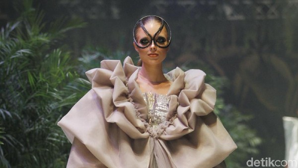 Foto: 20 Gaun Couture Sebastian Gunawan yang Magical