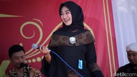 Tak hanya Batik Kasumedangan, beragam motif dan warna batik khas Indonesia pun dipamerkan dalam acara itu.