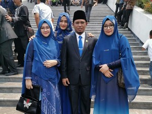 Lora Fadil Jadi Omongan, Gegara Bawa 3 Istri dan Tidur di Senayan