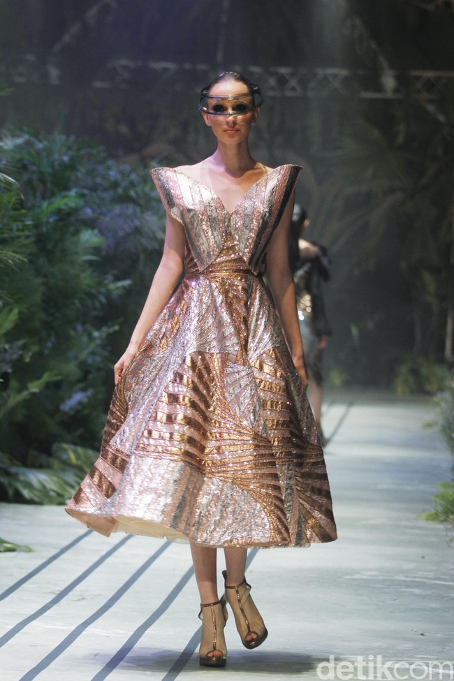 Sebastian Gunawan menampilkan koleksi couturenya bertajuk Incantensimo yang begitu magical. Fashion show Seba digelar di Ballroom Hotel Mulia, Senayan, Jakarta Pusat, Selasa (1/10/2019). Foto: Mohammad Abduh/Wolipop