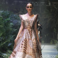 Sebastian Gunawan menampilkan koleksi couturenya bertajuk Incantensimo yang begitu magical. Fashion show Seba digelar di Ballroom Hotel Mulia, Senayan, Jakarta Pusat, Selasa (1/10/2019). Foto: Mohammad Abduh/Wolipop