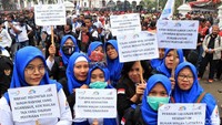 Selain menolak revisi UU Ketenagakerjaan no 13/2003, para buruh tersebut juga menolak kenaikan iuran BPJS Kesehatan.