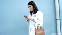Tentunya ini lebih murah dibandingkan tas-tas lainnya yang pernah digunakan Angela sebelum tersandung kasus tersebut. Pool/Palevi S/detikFoto.