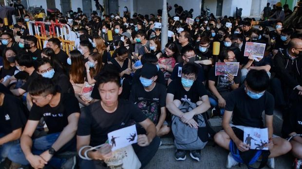 Para siswa dan demonstran menggelar aksi sit-in di luar sekolah siswa yang ditembak polisi Hong Kong