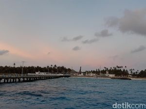 Cantiknya Senja di Titik 0 KM di Utara Indonesia