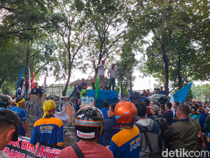 Buruh Demo di DPRD Sumut, Tolak Revisi UU Ketenagakerjaan