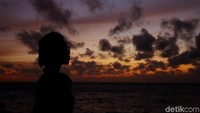 Sinar oranye keemasan semakin membuat suasana terlihat romantis.