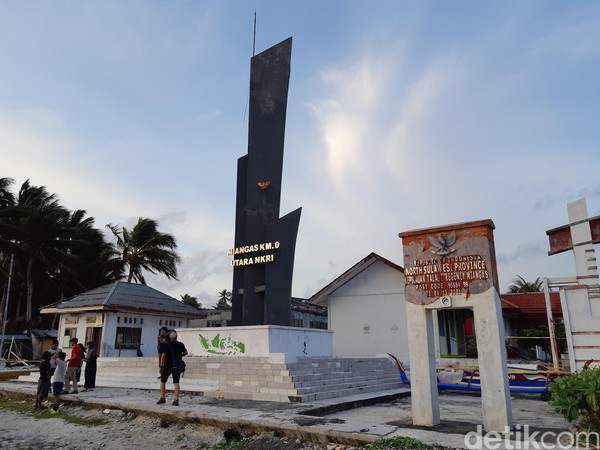 Di balut dengan warna hitam, sebuah simbol garuda berwarna emas tersemat cantik di ujung tengah tugu. (Bonauli/detikcom)