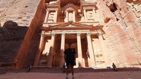 Dari Mesir, selanjutnya Simon ke Petra di Yordania. Petra jadi destinasi yang berkesan bagi Simon karena dia sempat bermalam di dalam gua (dok. Simon Wilson)