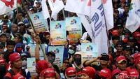 Dalam aksi unjuk rasa tersebut massa buruh juga menagih janji Presiden Jokowi merevisi Peraturan Pemerintah Nomor 78 Tahun 2015 tentang Pengupahan.