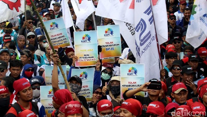 Aksi demo kembali berlangsung di depan gedung DPR, Jakarta. Kali ini massa buruh yang menyuarakan aspirasi mereka. Berikut deretan fotonya.