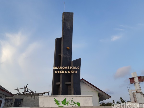 Miangas KM 0 Utara NKRI, tulisan tersebut jelas menjadi tanda perbatasan Indonesia di bagian utara. (Bonauli/detikcom) Miangas KM 0 Utara NKRI, tulisan tersebut jelas menjadi tanda perbatasan Indonesia di bagian utara. (Bonauli/detikcom)