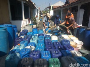Sekolah di Cimahi Krisis Air, Damkar dan PDAM Salurkan Bantuan
