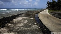 Berjalan menyusuri pantai akan memberikan pengalaman tersendiri.