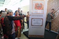 Wamenlu Serahkan Buku Dasawarsa Diplomasi Batik Indonesia ke Jokowi