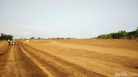 Terdapat sedikit kendala dalam pembangunan bandara tersebut. Di mana tanah yang berada di jalur Run Way sedikit gembur dan menjadi perhatian untuk penguatan tanah di area tersebut.